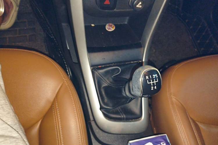 Used Baojun 630 2013 1.5L manual Elite version Gear Lever