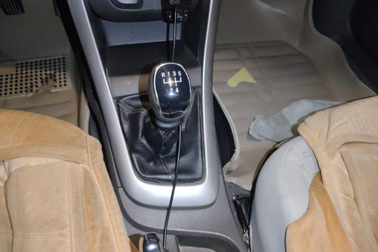Used Baojun 630 2013 1.5L manual standard version Gear Lever