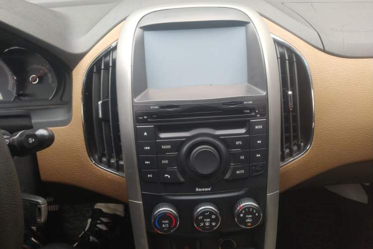Used Baojun 630 2013 1.5L manual Comfort trim Audio And AC Panel