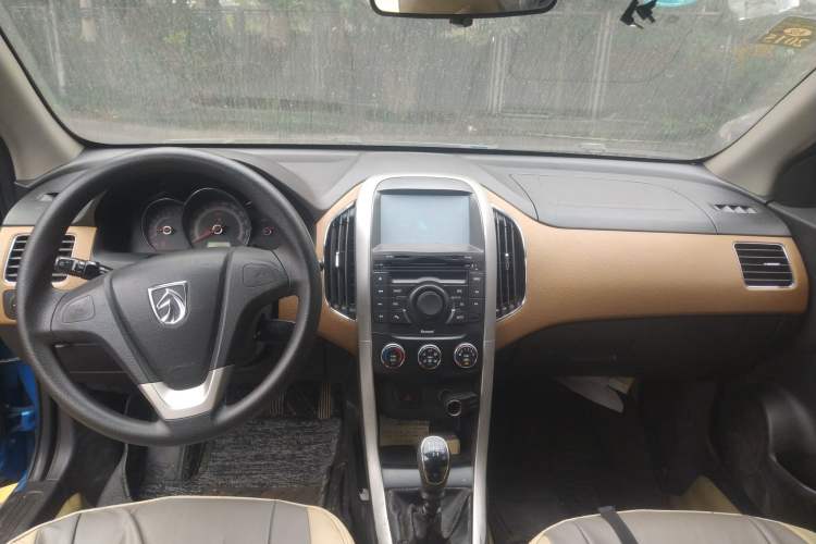 Used Baojun 630 2013 1.5L manual Comfort trim Center Console