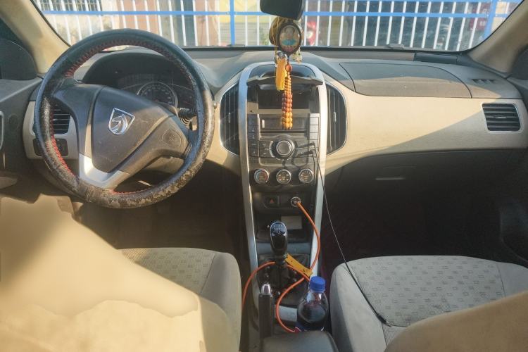 Used Baojun 630 2013 1.5L manual Entry-level trim Center Console