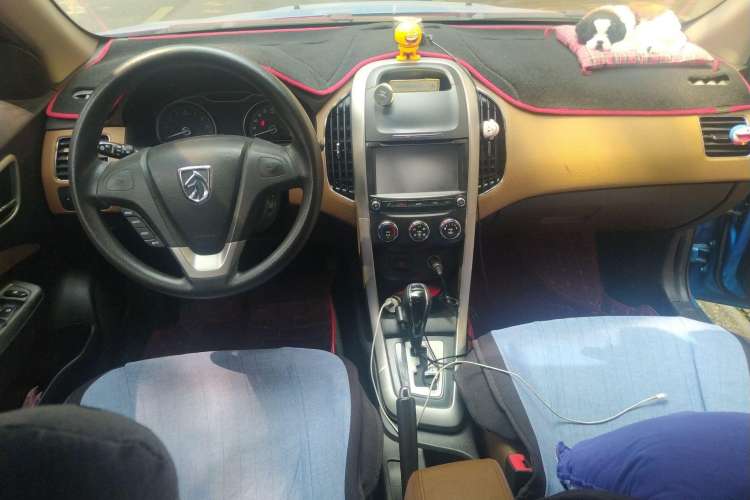 Used Baojun 630 2013 1.5L automatic comfort version Center Console