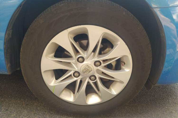 Used Baojun 630 2013 1.5L automatic comfort version Right Front Wheel Hub