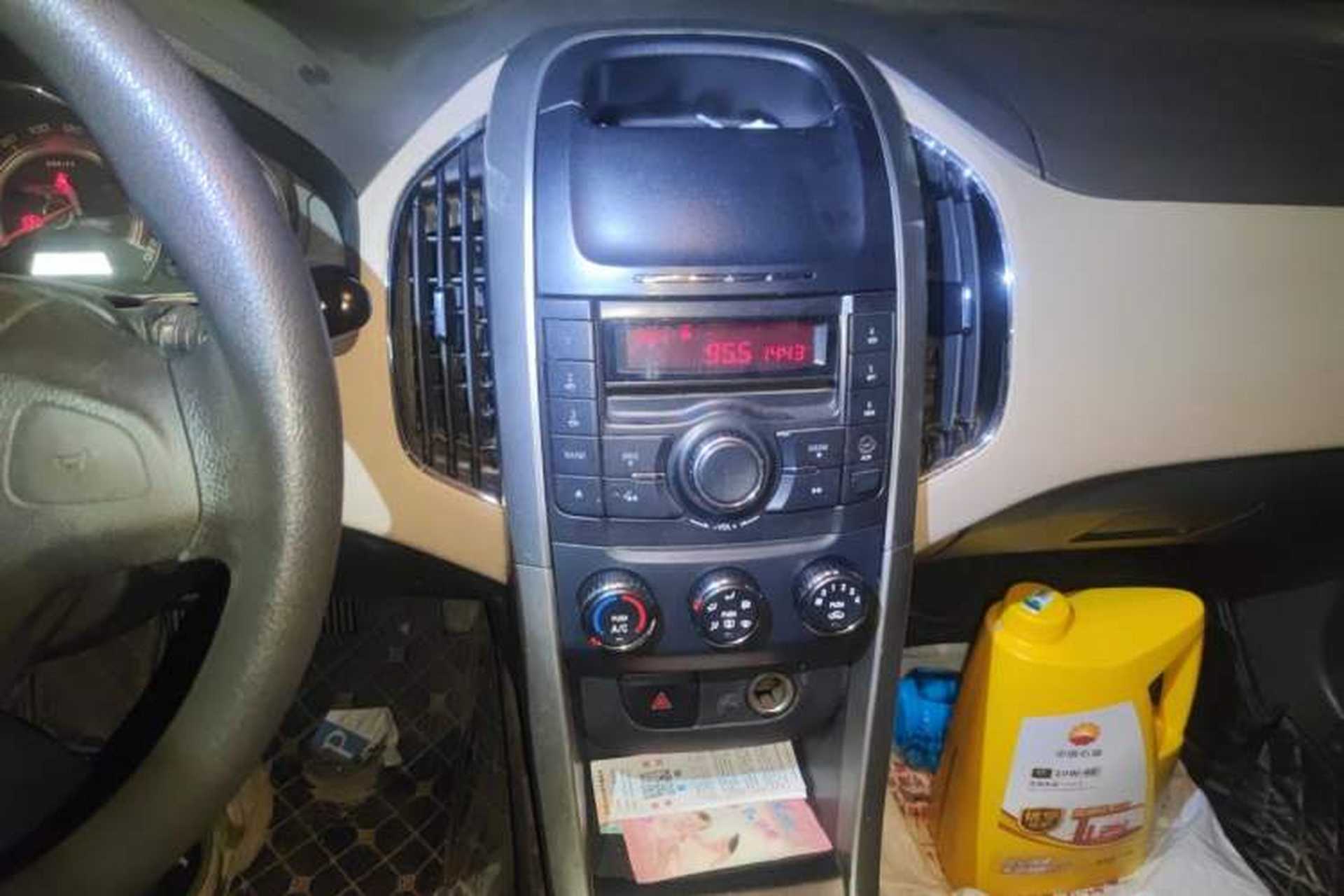 Used Baojun 630 2013 1.8L manual Comfort trim level Audio And AC Panel