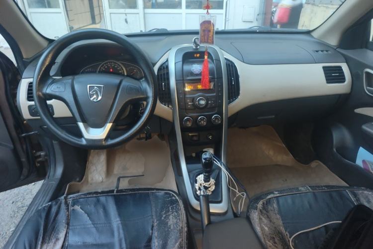 Used Baojun 630 2013 1.5L manual standard version Center Console