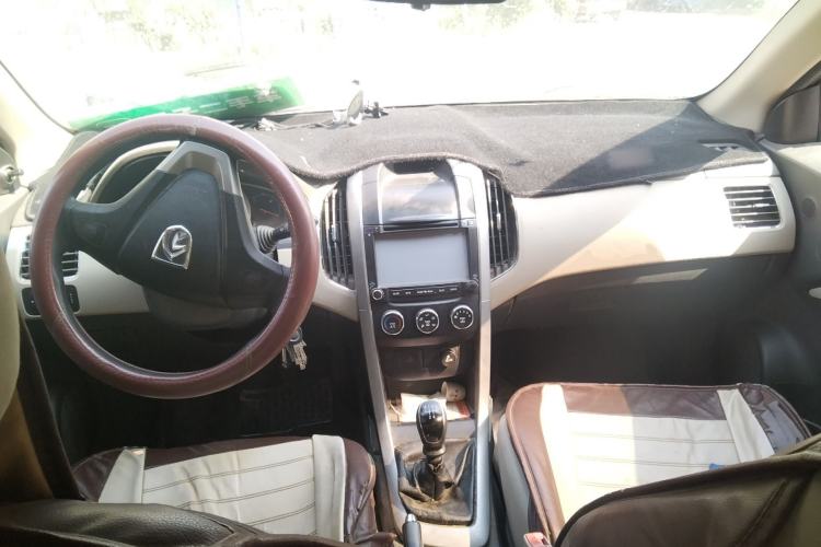 Used Baojun 630 2013 1.5L manual standard version Center Console