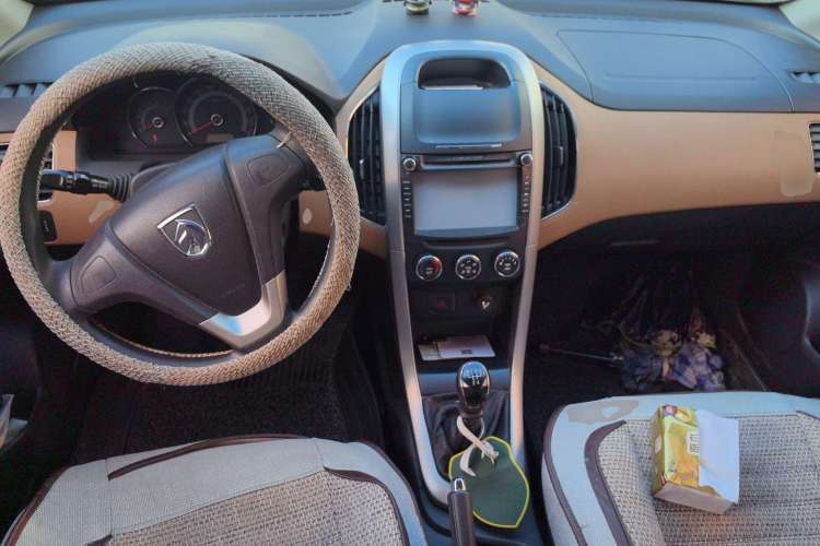 Used Baojun 630 2013 1.5L manual Comfort trim Center Console