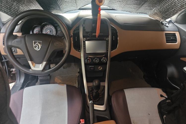 Used Baojun 630 2013 1.5L manual Comfort trim Center Console