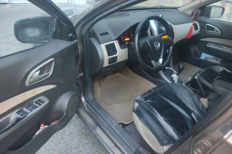 Used Baojun 630 2013 1.5L manual standard version Driver Seat