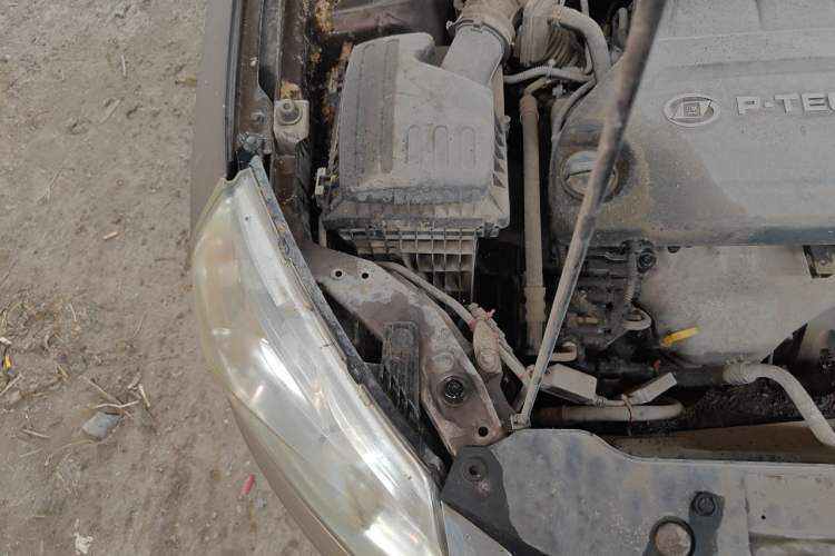 Used Baojun 630 2013 1.5L manual Elite version Engine Bay Right