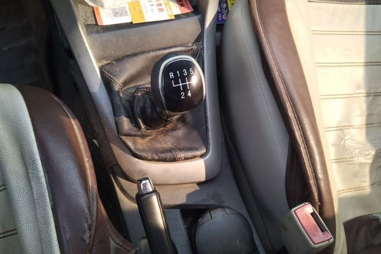 Used Baojun 630 2013 1.5L manual standard version Gear Lever