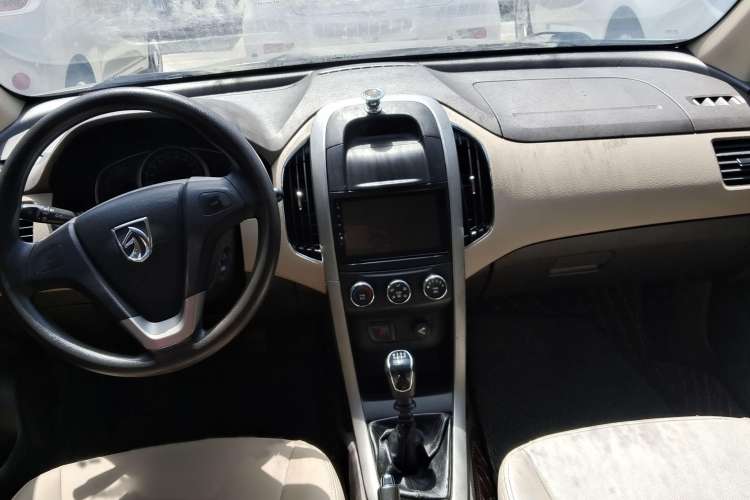 Used Baojun 630 2013 1.5L manual standard version Interior 1