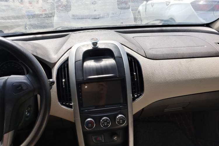 Used Baojun 630 2013 1.5L manual standard version Interior 2
