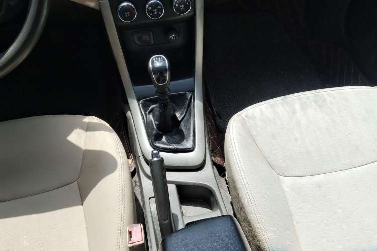 Used Baojun 630 2013 1.5L manual standard version Interior 4