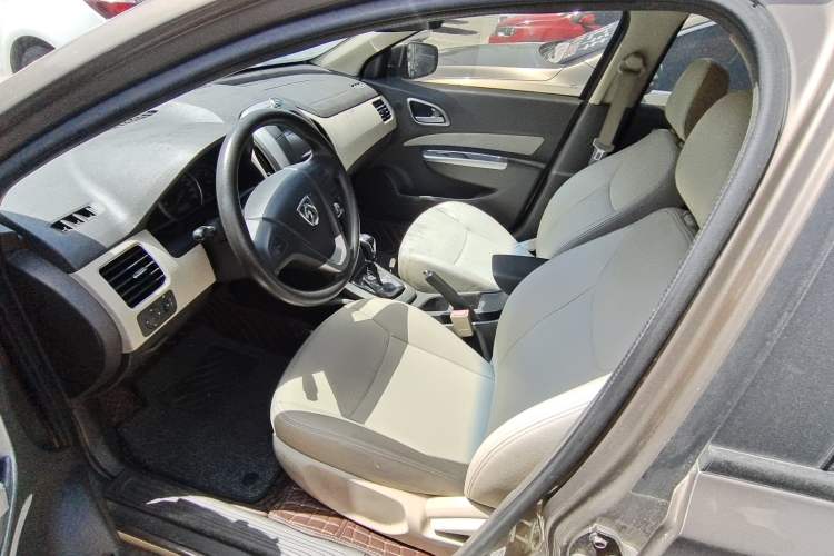 Used Baojun 630 2013 1.5L manual standard version Interior 5
