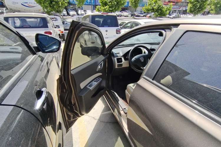 Used Baojun 630 2013 1.5L manual standard version Interior 8