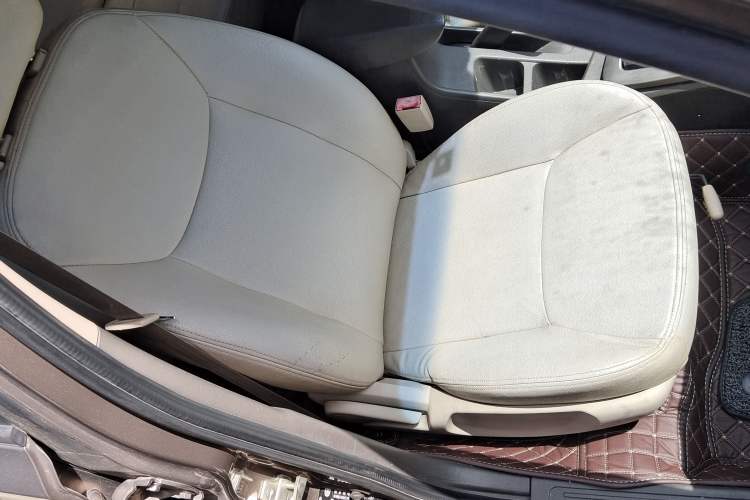 Used Baojun 630 2013 1.5L manual standard version Interior 9