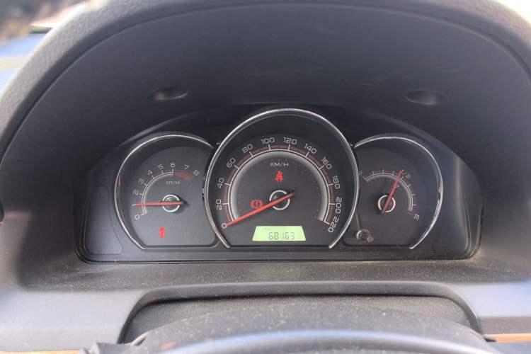 Used Baojun 630 2013 1.5L manual Comfort trim Odometer Close Up
