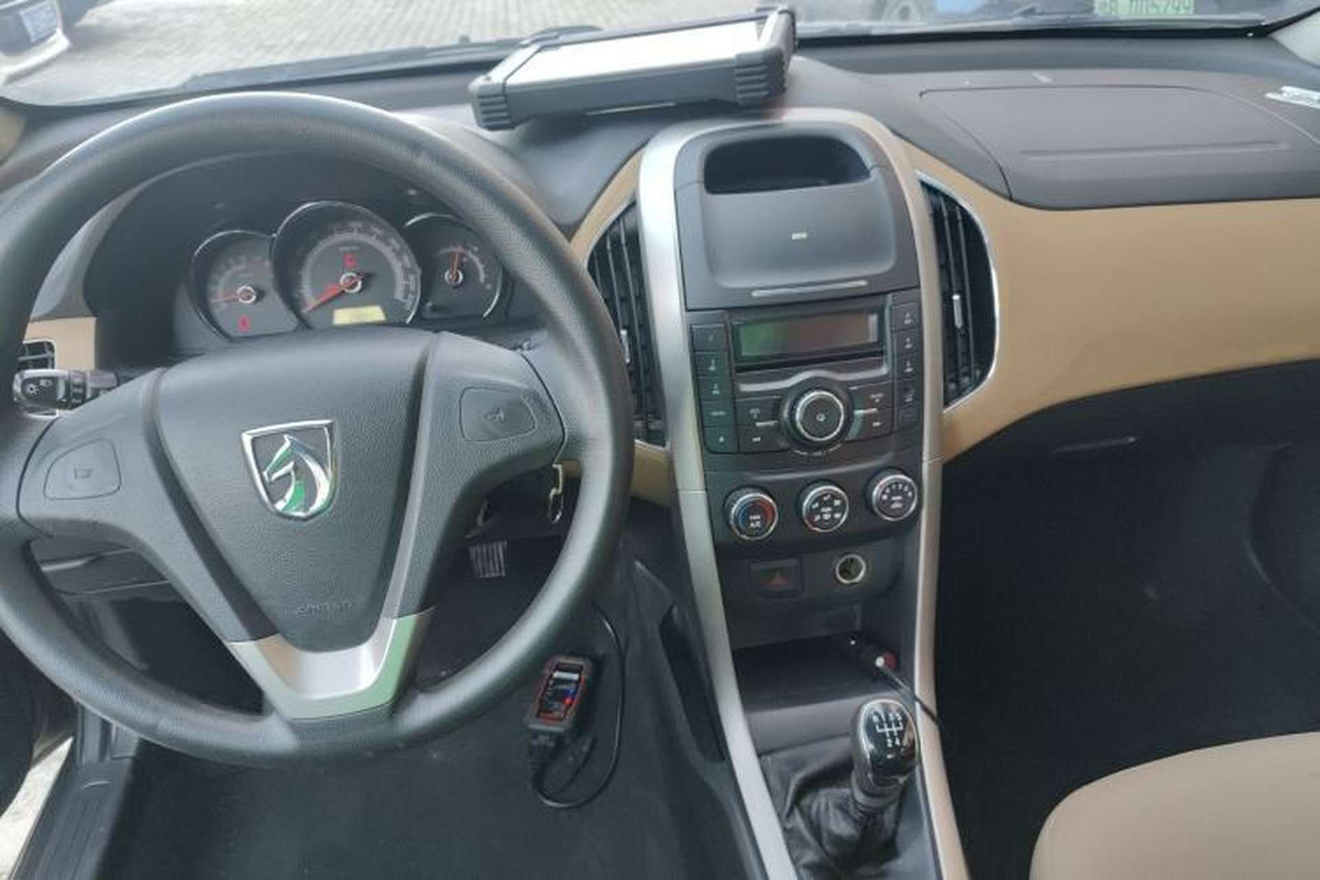 Used Baojun 630 2013 1.5L manual Comfort trim Center Console