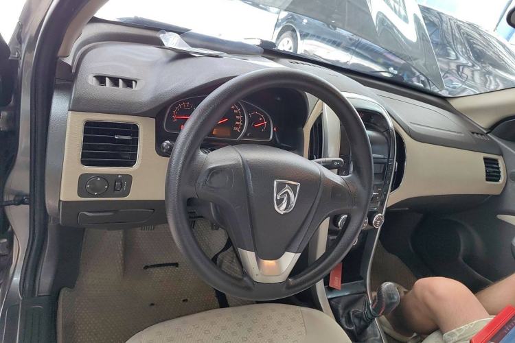 Used Baojun 630 2013 1.5L manual standard version Interior 2