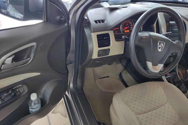 Used Baojun 630 2013 1.5L manual standard version Interior 3