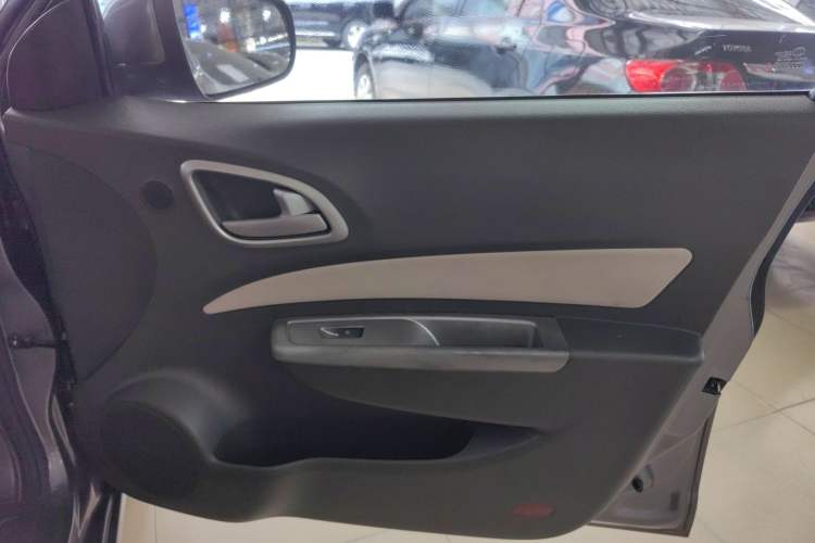 Used Baojun 630 2013 1.5L manual standard version Interior 5
