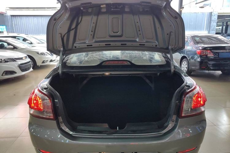 Used Baojun 630 2013 1.5L manual standard version Trunk