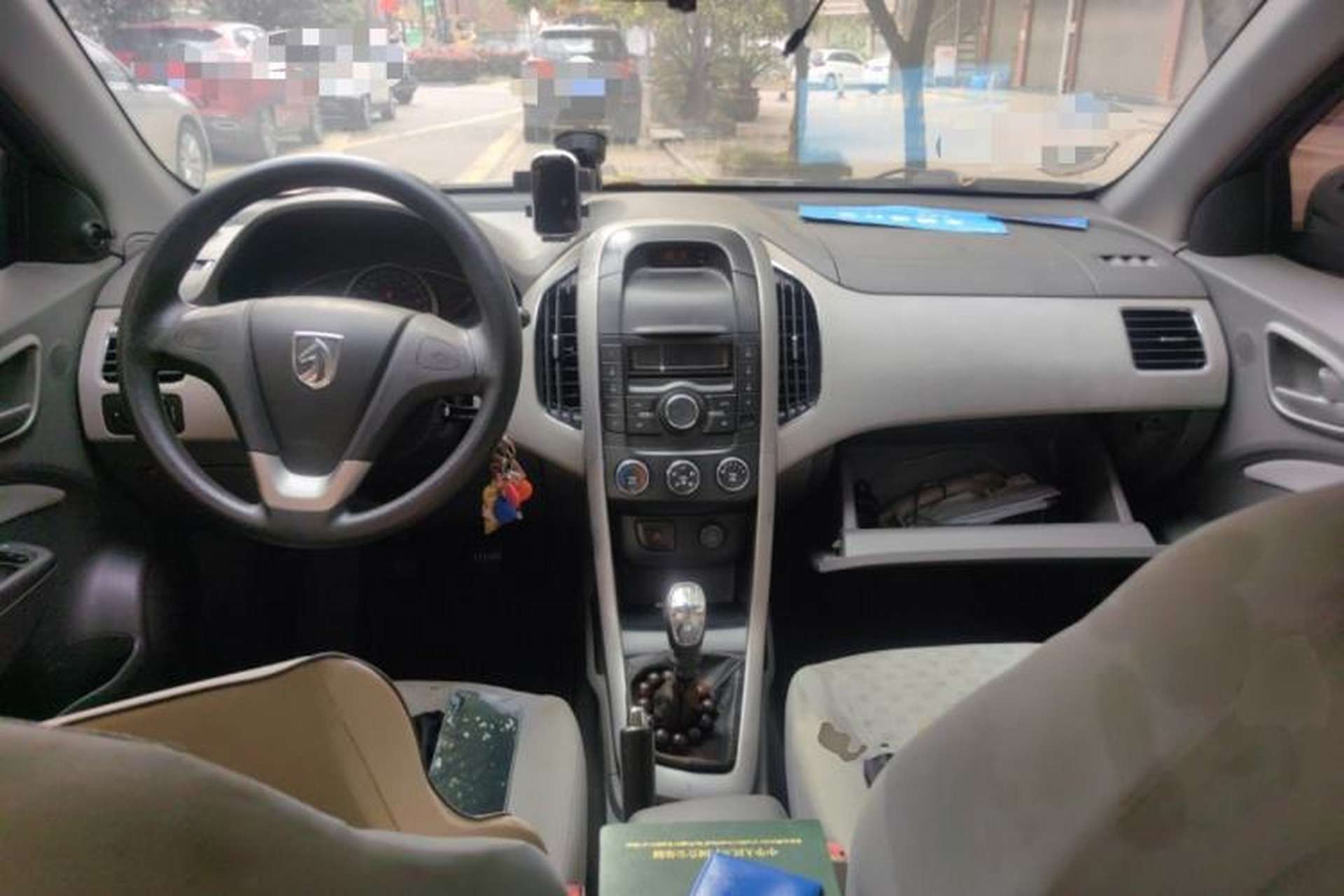 Used Baojun 630 2013 1.5L manual standard version Center Console