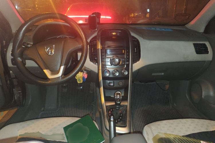 Used Baojun 630 2013 1.5L manual standard version Center Console