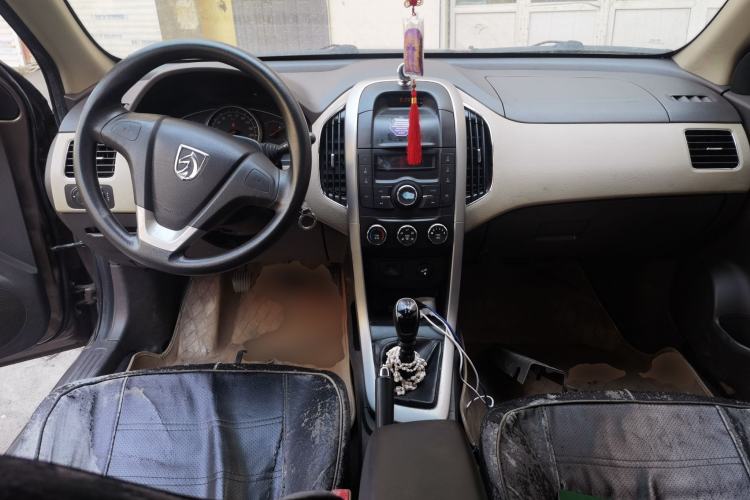 Used Baojun 630 2013 1.5L manual standard version Center Console