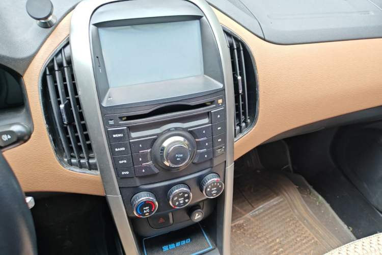 Used Baojun 630 2013 1.5L manual Comfort trim Audio And AC Panel