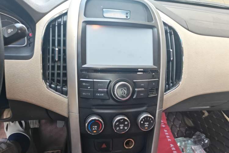 Used Baojun 630 2013 1.5L manual standard version Audio And AC Panel