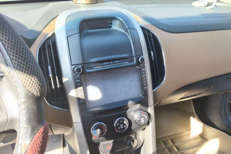 Used Baojun 630 2013 1.5L automatic Elite version Audio And AC Panel