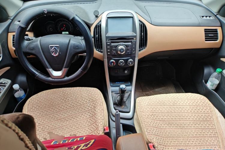 Used Baojun 630 2013 1.5L manual Comfort trim Center Console