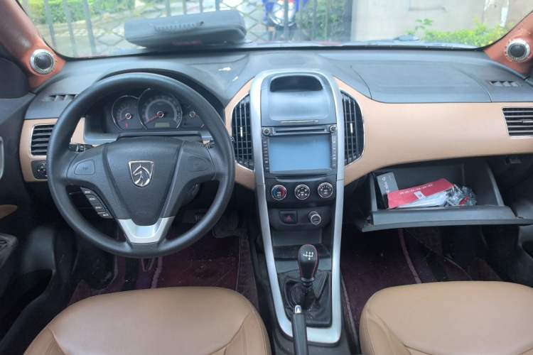 Used Baojun 630 2013 1.5L manual Elite version Center Console