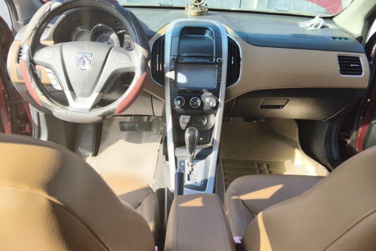 Used Baojun 630 2013 1.5L automatic Elite version Center Console