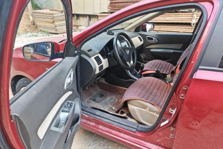 Used Baojun 630 2013 1.5L manual standard version Driver Seat