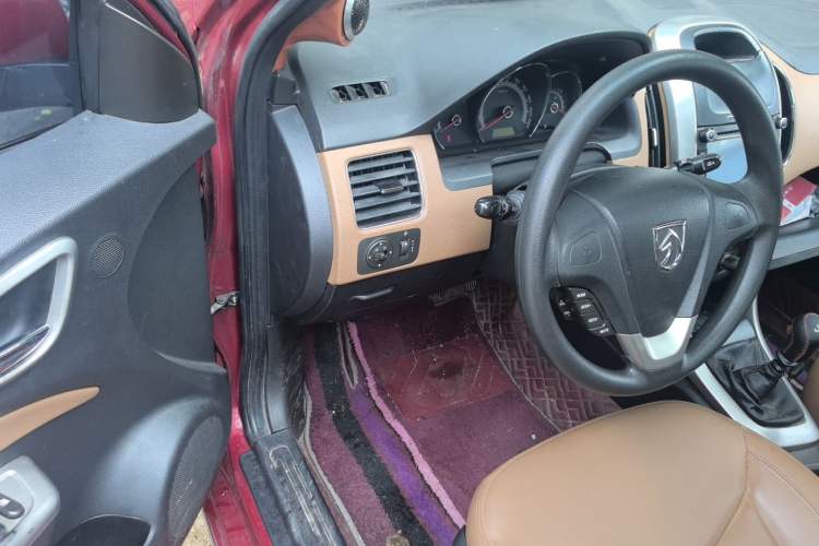 Used Baojun 630 2013 1.5L manual Elite version Driver Seat