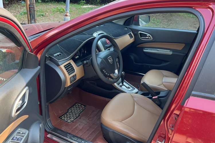 Used Baojun 630 2013 1.5L automatic Elite version Interior 2
