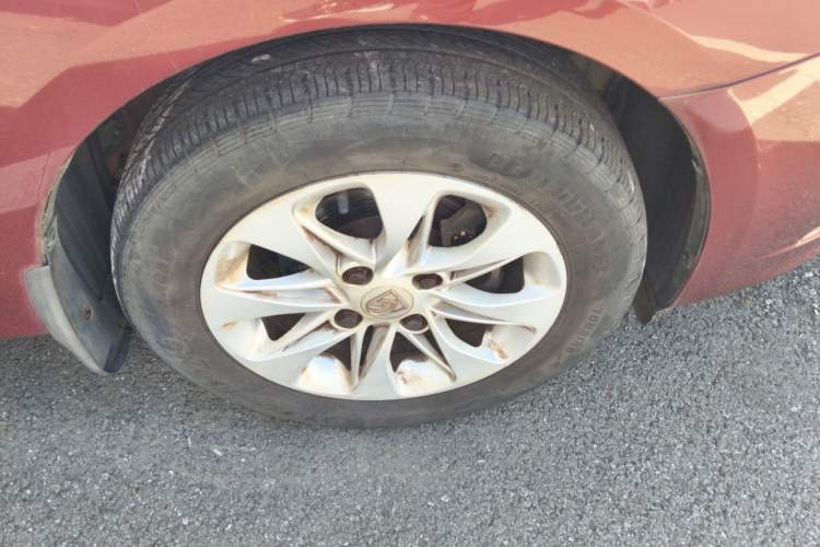 Used Baojun 630 2013 1.5L automatic Elite version Right Front Wheel Hub