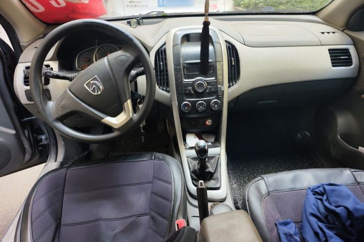 Used Baojun 630 2013 1.5L manual standard version Center Console