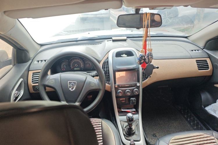 Used Baojun 630 2013 1.5L manual Comfort trim Center Console