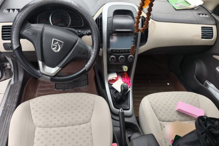 Used Baojun 630 2013 1.5L manual Entry-level trim Center Console