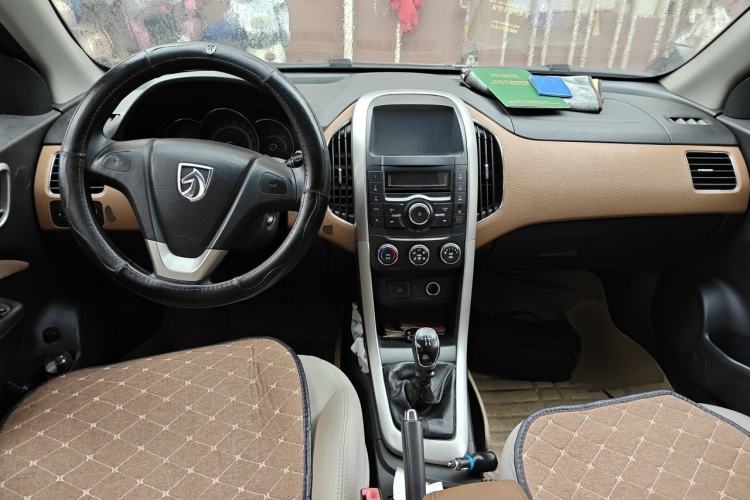 Used Baojun 630 2013 1.5L manual Comfort trim Center Console