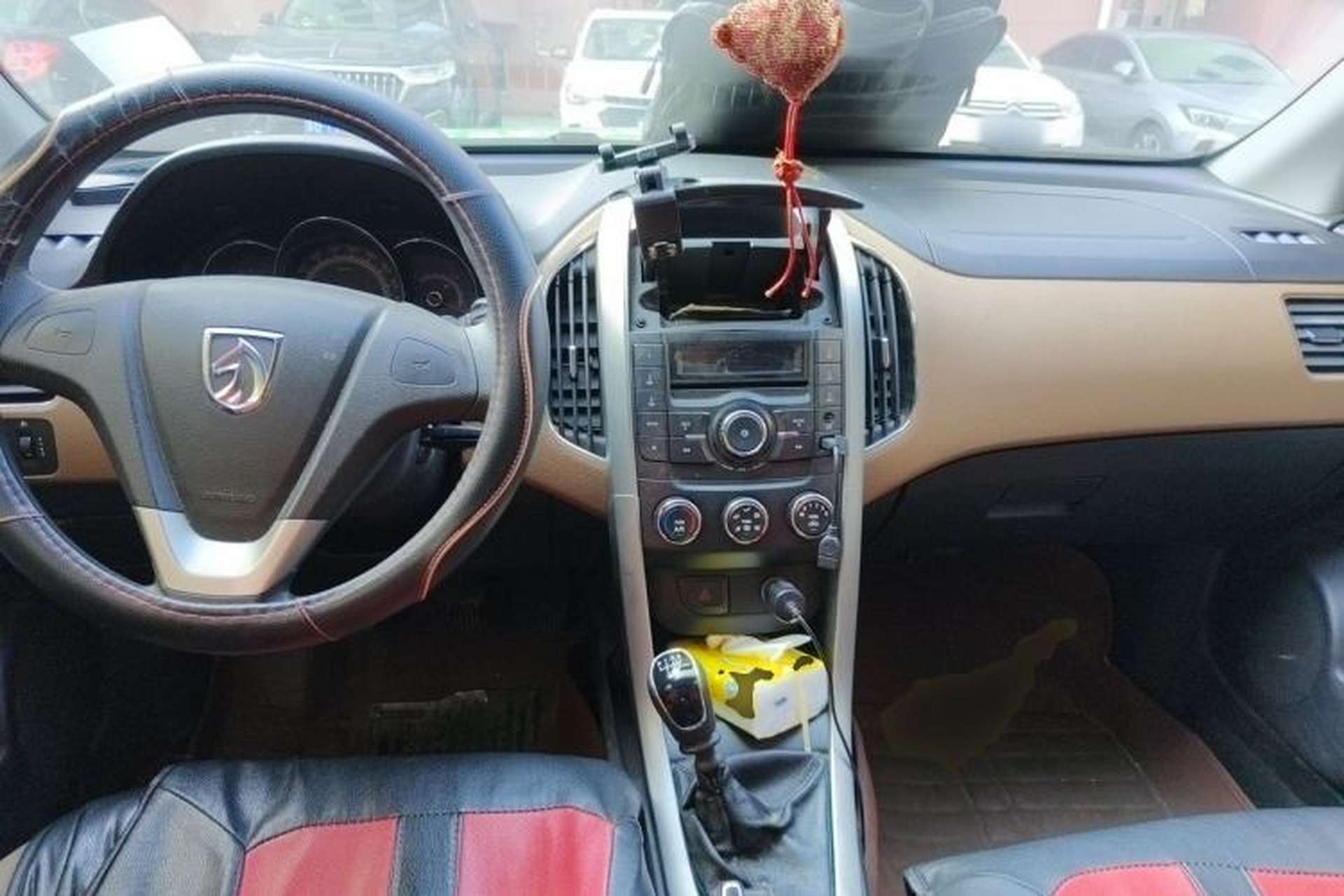 Used Baojun 630 2013 1.5L manual Comfort trim Center Console