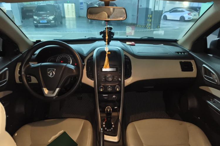 Used Baojun 630 2013 1.5L manual standard version Center Console