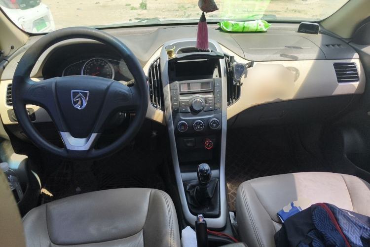 Used Baojun 630 2013 1.5L manual standard version Center Console