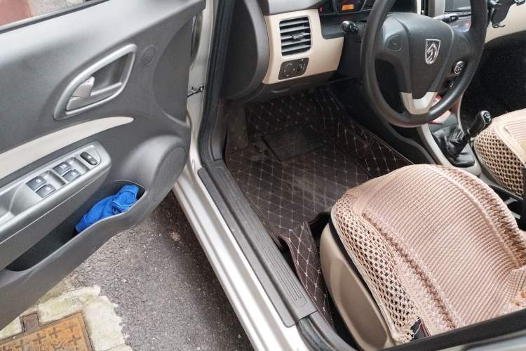Used Baojun 630 2013 1.5L manual standard version Driver Seat