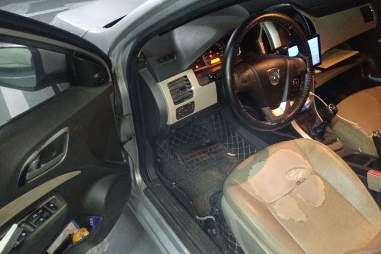 Used Baojun 630 2013 1.5L manual standard version Driver Seat