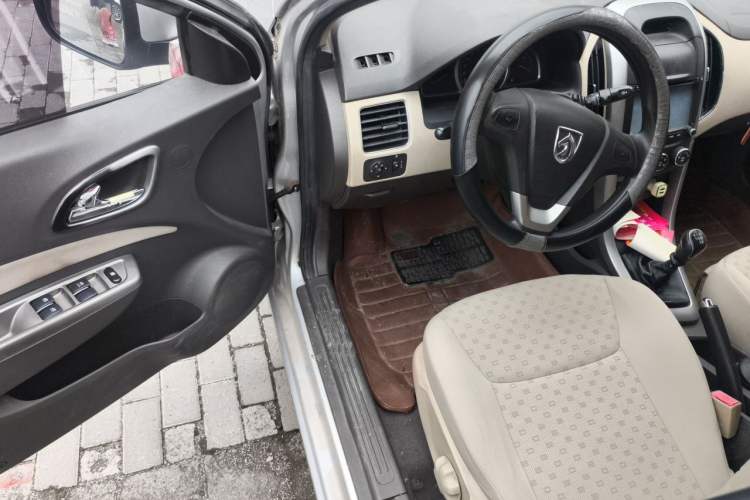 Used Baojun 630 2013 1.5L manual Entry-level trim Driver Seat